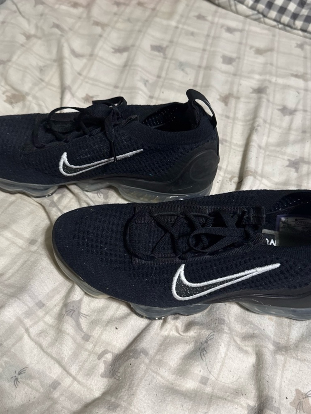 Nike Vapormax Sneakers Black and White - Picture 2 of 4